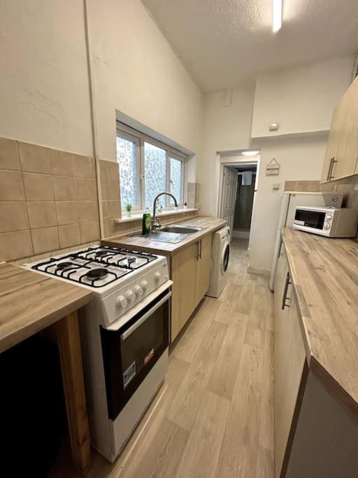 Bright Home From Home Stoke-on-Trent المظهر الخارجي الصورة